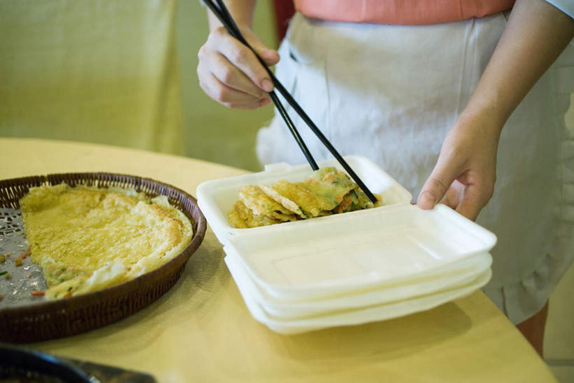 东方人,一个人,厨师,横图,俯视,室内,白天,烹饪,中餐,餐桌,筷子,桌子,餐具,亚洲,仅一个男性,仅一个人,服装,碟子,饭盒,盘,料理,食品,休闲装,黄种人,文化,传统,菜肴,美食,食物,仅一个年轻男性,衣服,盘子,碟,休闲,休闲服,中式,服饰,佳肴,餐台,礼节,礼仪,男人,男性,年轻男性,亚洲人,厨师长,厨子,大厨,主厨,进餐用具,烹调用具,半身,彩图,高角度拍摄