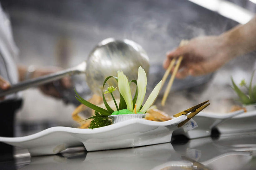 蟹,东方人,手,两个人,厨师,横图,室内,白天,仰视,烹饪,中餐,餐桌,厨房,筷子,桌子,餐具,亚洲,螃蟹,碟子,盘,花菜,花椰菜,西兰花,料理,食品,夹,拿,拿着,黄种人,文化,传统,菜肴,美食,食物,一个,盘子,碟,汤勺,中式,一盘,佳肴,单个,餐台,礼节,礼仪,男人,男性,中年男性,亚洲人,厨师长,厨子,大厨,主厨,进餐用具,烹调用具,半身,彩图,低角度拍摄,灶间