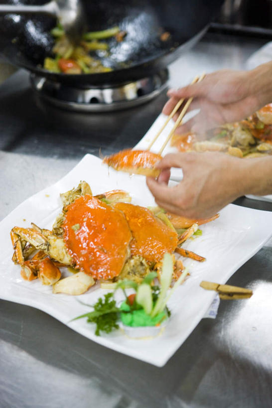 蟹,东方人,一个人,厨师,竖图,俯视,室内,白天,烹饪,中餐,餐桌,厨房,桌子,芹菜,蔬菜,餐具,亚洲,仅一个男性,仅一个人,仅一个中年男性,螃蟹,碟子,锅子,盘,葱,青葱,肉,料理,食品,夹,拿,拿着,黄种人,菜肴,美食,肉类,食物,盘子,碟,汤勺,中式,一盘,佳肴,餐台,肉食,男人,男性,中年男性,亚洲人,厨师长,厨子,大厨,主厨,进餐用具,烹调用具,药芹,水芹,旱芹,半身,彩图,高角度拍摄,灶间