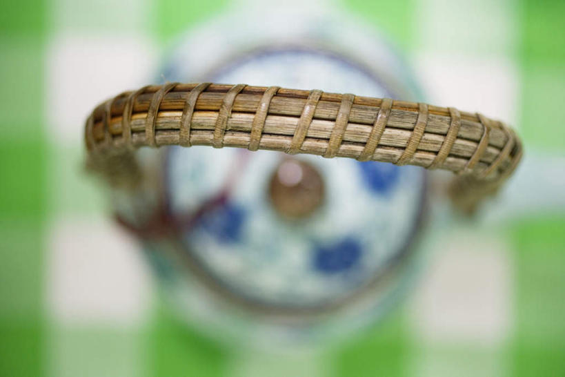 无人,横图,俯视,室内,特写,白天,餐桌,桌子,静物,朦胧,模糊,布料,壶,布纹,竹扁,水壶,桌布,餐巾,茶壶,台布,竹编,餐台,一壶,彩图,高角度拍摄