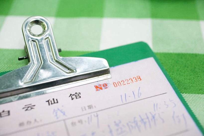 无人,横图,俯视,室内,特写,白天,餐桌,桌子,静物,一本,标志,方格,数字,文字,字符,标识,桌布,夹子,汉字,阿拉伯数字,餐台,中文,收银条,发票,国文,华文,购物收据,购物小票,彩图,高角度拍摄,收据