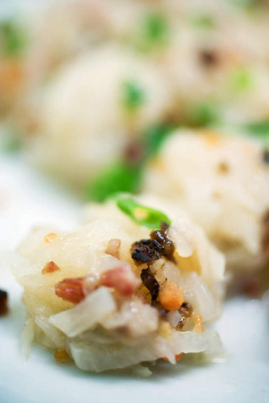 无人,竖图,俯视,室内,特写,白天,烹饪,中餐,餐桌,桌子,萝卜,白萝卜,蔬菜,朦胧,模糊,新鲜,葱,青葱,料理,食品,球形,菜肴,美食,食物,中式,佳肴,有机食品,绿色食品,餐台,莱菔,彩图,高角度拍摄