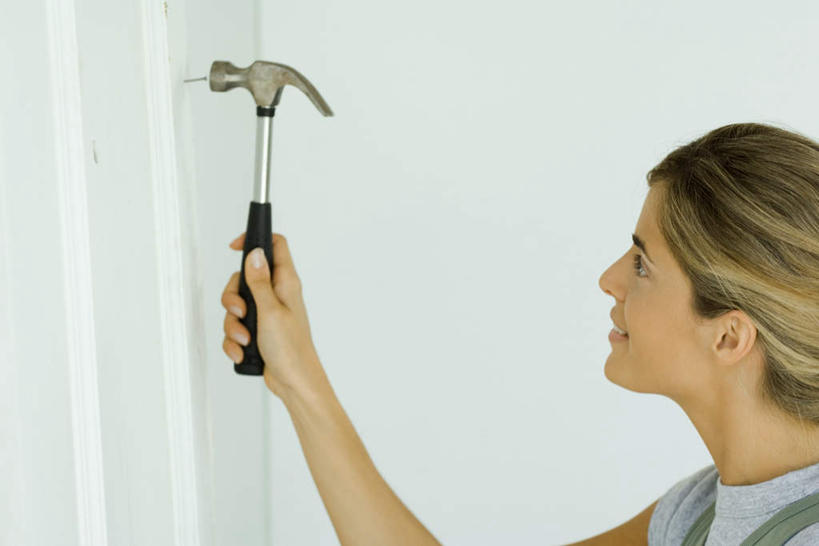 西方人,一个人,站,横图,室内,白天,白色背景,侧面,门,欧洲,欧洲人,仅一个年轻女性,仅一个女性,仅一个人,一把,敲打,服装,锤子,钉子,工具,榔头,墙,拿,敲,拿着,注视,休闲装,墙壁,墙面,衣服,门框,观察,看,站着,休闲,休闲服,摄影,服饰,影棚,观看,五金,察看,变形,紧固,关注,矫正,塑形,牢固,年轻女性,女人,女性,白种人,站立,半身,彩图,影棚拍摄,拍摄,稳固