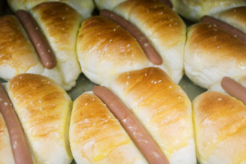 无人,横图,俯视,室内,特写,白天,烹饪,西餐,餐桌,桌子,一排,整齐,芝麻,夹心,料理,食品,热狗,红肠,菜肴,美食,食物,排列,快餐,西式,佳肴,餐台,队列,西式快餐,垃圾食品,脂麻,胡麻,白麻,巨胜子,油麻,彩图,高角度拍摄