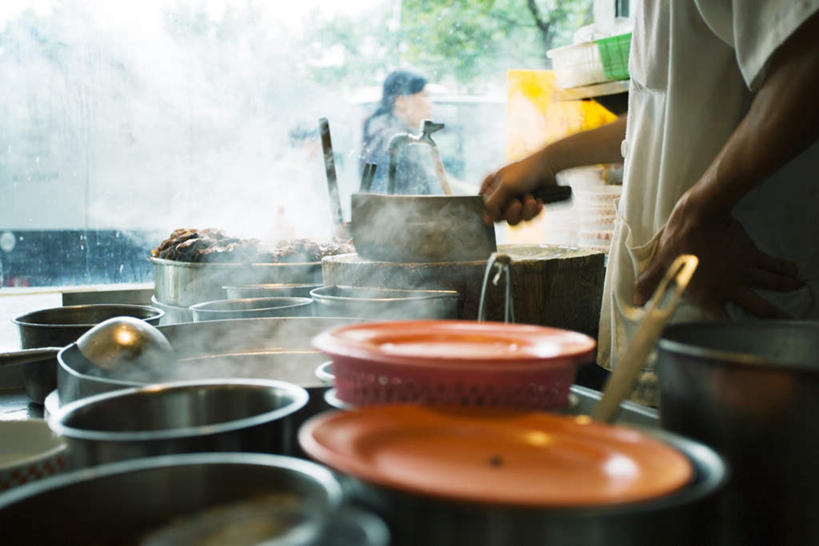 东方人,两个人,厨师,站,横图,室外,白天,正面,厨房,餐具,亚洲,服装,碟子,锅子,篮子,盘,勺子,刀具,雾气,拿,拿着,注视,休闲装,黄种人,砧板,衣服,盘子,调羹,碟,汤匙,观察,看,站着,休闲,休闲服,服饰,观看,察看,砍,关注,菜刀,男人,男性,年轻男性,年轻女性,女人,女性,亚洲人,厨师长,厨子,大厨,主厨,站立,半身,彩图,灶间