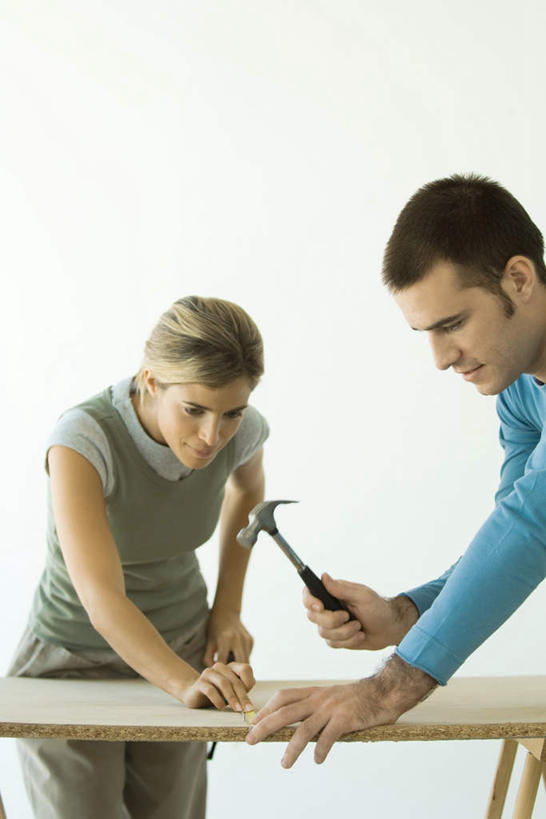 西方人,两个人,夫妻,站,竖图,室内,白天,正面,爱情,欧洲,欧洲人,一把,敲打,服装,锤子,钉子,工具,榔头,木板,墙,浪漫,敲,注视,休闲装,墙壁,墙面,衣服,按,低头,观察,看,站着,休闲,休闲服,恩爱,恋人,服饰,观看,五金,察看,变形,紧固,关注,矫正,塑形,牢固,男人,男性,年轻男性,年轻女性,女人,女性,白种人,情侣,站立,半身,彩图,伴侣,稳固