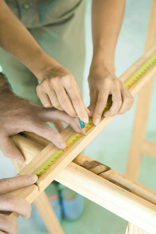 西方人,两个人,夫妻,竖图,俯视,室内,白天,爱情,欧洲,欧洲人,不锈钢,服装,测量,不锈钢制品,瓷砖,地砖,木条,刻度,地面,浪漫,休闲装,衣服,尺,直尺,休闲,休闲服,恩爱,恋人,服饰,钢尺,测量工具,尺子,衡量,绘图,比例,测绘,量具,量仪,标度,男人,男性,年轻男性,年轻女性,女人,女性,白种人,情侣,半身,彩图,高角度拍摄,伴侣