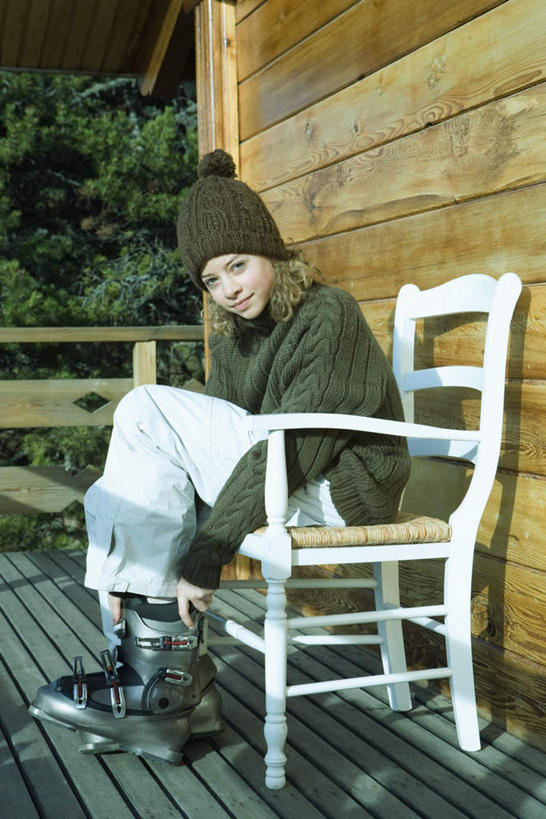 西方人,儿童,一个人,家,木屋,坐,竖图,室外,白天,正面,纯洁,植物,地板,帽子,椅子,欧洲,欧洲人,仅一个女性,仅一个人,阴影,服装,光线,影子,木椅,墙,旱冰鞋,溜冰鞋,旱冰,地面,注视,休闲装,穿,木地板,墙壁,墙面,住宅,树,树木,小孩,衣服,绿色,阳光,自然,观察,看,靠,仅一个小孩,休闲,休闲服,轮滑鞋,可爱,童年,童趣,服饰,生长,成长,观看,察看,关注,童真,烂漫,无邪,天真,溜冰,女孩,女人,女性,白种人,孩子,坐着,彩图,全身,茅舍,茅屋,棚屋,小木屋,小屋,女生