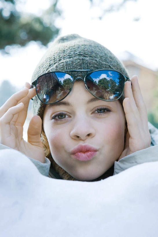 西方人,儿童,嘴,一个人,家,竖图,室外,白天,正面,纯洁,植物,帽子,欧洲,欧洲人,仅一个女性,仅一个人,服装,朦胧,模糊,眼镜,房屋,屋子,注视,休闲装,楼房,住宅,树,树木,小孩,衣服,蓝色,绿色,蓝天,天空,自然,天,嘟嘴,观察,看,摘,仅一个小孩,休闲,休闲服,撅嘴,可爱,童年,童趣,服饰,生长,成长,观看,察看,关注,童真,烂漫,无邪,天真,女孩,女人,女性,白种人,孩子,嘴巴,嘴唇,半身,彩图,房子,女生