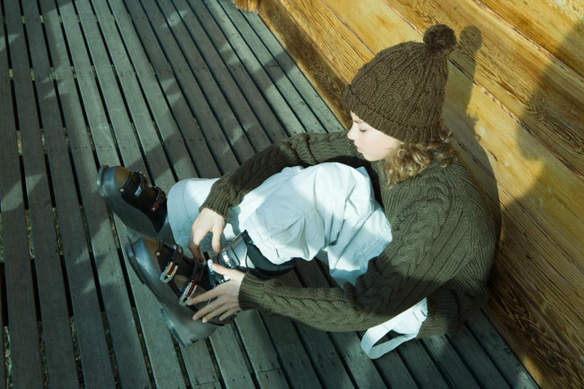 西方人,儿童,一个人,坐,横图,俯视,室外,白天,纯洁,地板,帽子,欧洲,欧洲人,仅一个女性,仅一个人,阴影,服装,光线,影子,墙,旱冰鞋,溜冰鞋,旱冰,地面,注视,休闲装,穿,木地板,墙壁,墙面,小孩,衣服,阳光,观察,看,仅一个小孩,休闲,休闲服,轮滑鞋,可爱,童年,童趣,服饰,观看,察看,关注,童真,烂漫,无邪,天真,溜冰,女孩,女人,女性,白种人,孩子,坐着,彩图,高角度拍摄,全身,女生