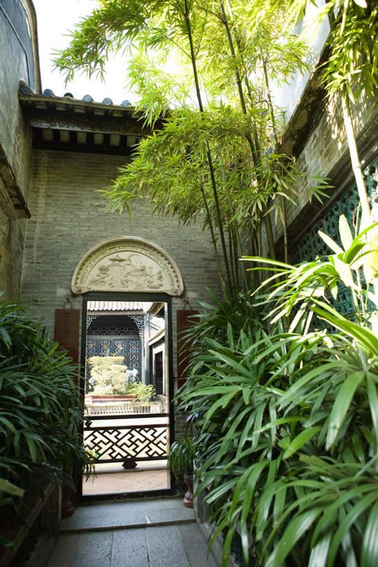 无人,寺庙,栏杆,竖图,室外,白天,正面,旅游,度假,植物,门,标志建筑,地标,建筑,竹子,广州,中国,亚洲,瓷砖,地砖,墙,围栏,地面,娱乐,建设,护栏,墙壁,墙面,树,树木,绿色,自然,门框,庙宇,祈祷,享受,休闲,健康,旅游胜地,放松,许愿,宗教,信仰,生长,成长,祈求,东亚,广东,广东省,中华人民共和国,华南地区,省会,广州市,粤,平安,彩图,庙,寺