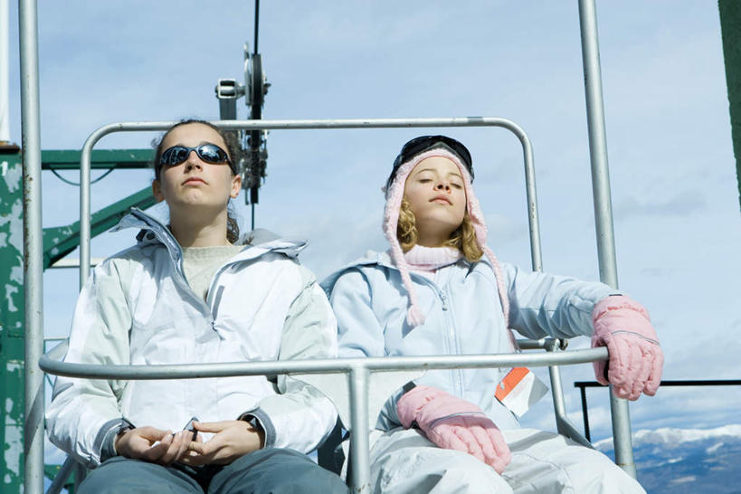 西方人,儿童,两个人,伙伴,朋友,坐,闭眼,横图,室外,白天,正面,友谊,纯洁,安全,帽子,欧洲,欧洲人,阴影,服装,光线,眼镜,影子,云,云朵,防护,休闲装,小孩,衣服,天空,阳光,手套,天,休闲,休闲服,可爱,童年,童趣,服饰,护目镜,保护,保险,童真,烂漫,无邪,保全,周全,安稳,安定,安全防护眼镜,平安,天真,友情,女孩,女人,女性,白种人,闭眼睛,闭着眼,闭着眼睛,坐着,半身,彩图,防护眼镜,女生