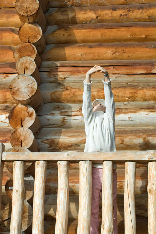 西方人,儿童,一个人,栏杆,站,笑,微笑,竖图,室外,白天,正面,纯洁,帽子,欧洲,欧洲人,仅一个女性,仅一个人,阴影,服装,光线,影子,墙,围栏,注视,休闲装,护栏,墙壁,墙面,小孩,衣服,阳光,扶,观察,看,站着,招手,仅一个小孩,休闲,休闲服,可爱,童年,童趣,抬脚,服饰,观看,察看,关注,童真,烂漫,无邪,天真,女孩,女人,女性,白种人,孩子,站立,彩图,全身,女生