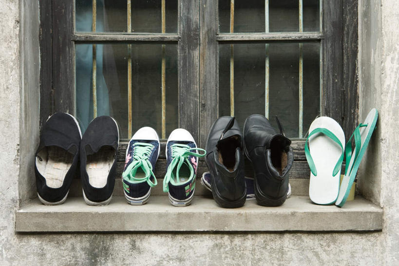 无人,横图,室外,白天,正面,窗户,一排,整齐,墙,玻璃窗,墙壁,墙面,排列,拖鞋,靠,四双,晒,布鞋,休闲鞋,队列,鞋垫,彩图,皮鞋