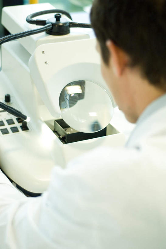 西方人,一个人,坐,竖图,俯视,室内,白天,实验,欧洲,欧洲人,仅一个男性,仅一个人,研究,科学,放大镜,显微镜,实验室,研究室,注视,仅一个年轻男性,低头,看,科研,化验,检验,研究所,实验器材,化验室,检验室,男人,男性,年轻男性,白种人,坐着,半身,彩图,高角度拍摄