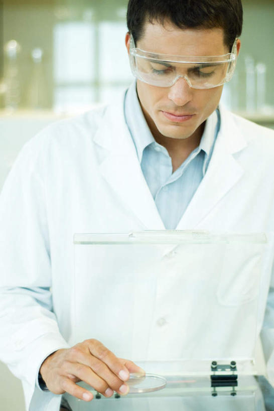 西方人,一个人,站,竖图,室内,白天,正面,实验,柜子,欧洲,欧洲人,仅一个男性,仅一个人,研究,科学,放大镜,眼镜,实验室,研究室,拿,拿着,注视,仅一个年轻男性,低头,看,站着,科研,化验,检验,研究所,实验器材,化验室,检验室,男人,男性,年轻男性,白种人,站立,半身,彩图