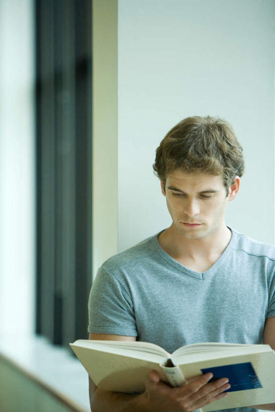 西方人,一个人,学校,教学楼,站,竖图,俯视,室内,白天,书籍,欧洲,欧洲人,仅一个男性,仅一个人,朦胧,模糊,墙,拿,拿着,注视,校园,墙壁,墙面,仅一个年轻男性,低头,看,站着,翻阅,男人,男性,年轻男性,白种人,书,图书,站立,半身,彩图,高角度拍摄,教室楼,教学大楼