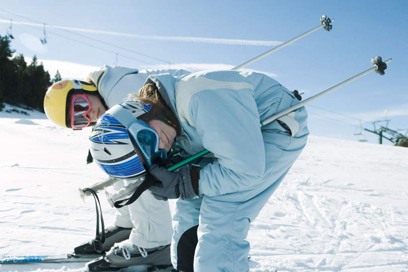 西方人,两个人,伙伴,朋友,站,横图,室外,白天,侧面,锻炼,旅游,度假,友谊,运动,雪,植物,大雪,帽子,欧洲,欧洲人,积雪,雪景,冬天,娱乐,树,树木,蓝色,绿色,蓝天,天空,自然,天,弯,站着,享受,休闲,放松,生长,成长,滑雪板,户外运动,友情,年轻女性,女人,女性,白种人,站立,彩图,全身,健身