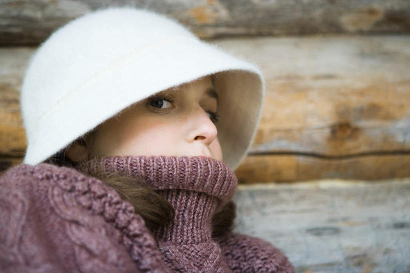 西方人,一个人,横图,室外,白天,正面,毛衣,帽子,欧洲,欧洲人,仅一个年轻女性,仅一个女性,仅一个人,墙,墙壁,墙面,年轻女性,女人,女性,白种人,半身,彩图,绒衣,套衫,套头毛衣,线衣