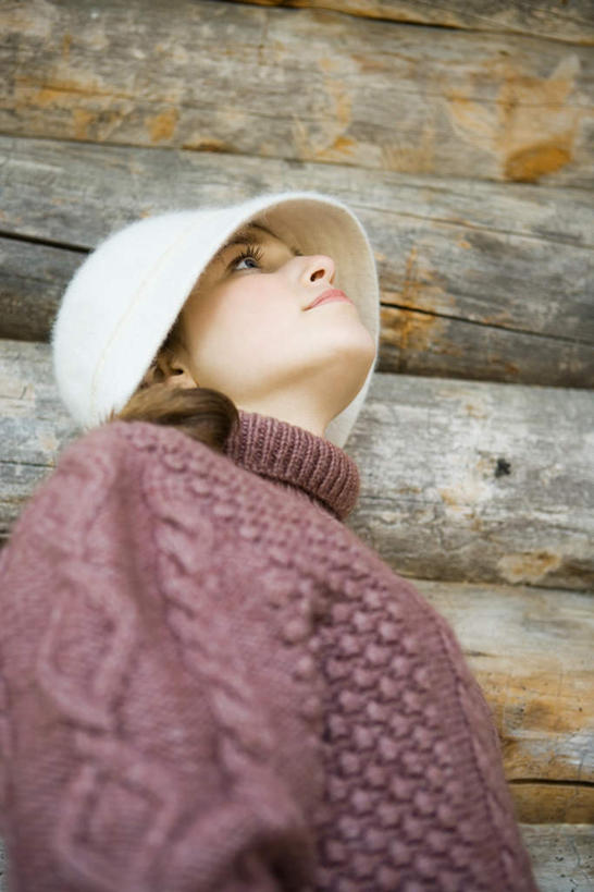 西方人,一个人,站,竖图,室外,白天,仰视,毛衣,帽子,欧洲,欧洲人,仅一个年轻女性,仅一个女性,仅一个人,墙,注视,墙壁,墙面,看,站着,关注,年轻女性,女人,女性,白种人,抬头,仰头,站立,半身,彩图,低角度拍摄,绒衣,套衫,套头毛衣,线衣