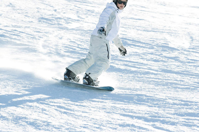 西方人,一个人,站,横图,室外,白天,仰视,锻炼,旅游,度假,运动,雪,大雪,欧洲,欧洲人,仅一个年轻女性,仅一个女性,仅一个人,滑雪,眼镜,积雪,雪景,冬天,娱乐,站着,享受,休闲,放松,护目镜,滑雪板,户外运动,年轻女性,女人,女性,白种人,站立,彩图,低角度拍摄,全身,健身