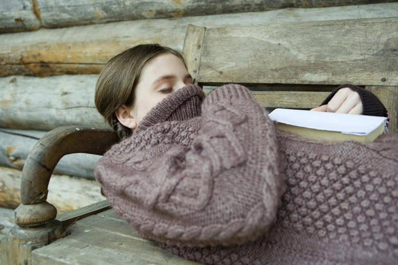 西方人,一个人,躺,闭眼,睡,横图,室外,白天,正面,书籍,椅子,欧洲,欧洲人,仅一个年轻女性,仅一个女性,仅一个人,墙,拿,拿着,墙壁,墙面,卧着,年轻女性,女人,女性,白种人,书,图书,闭眼睛,闭着眼,闭着眼睛,困,困觉,寝息,睡觉,躺着,卧,半身,彩图