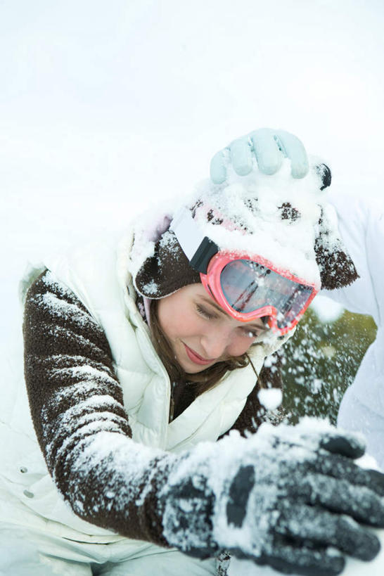 西方人,一个人,竖图,俯视,室外,白天,雪,大雪,欧洲,欧洲人,仅一个年轻女性,仅一个女性,仅一个人,眼镜,积雪,雪景,冬天,衣服,手套,羽绒服,护目镜,年轻女性,女人,女性,白种人,半身,彩图,高角度拍摄