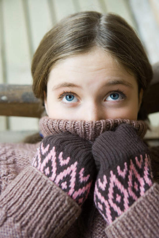 西方人,一个人,站,竖图,室内,白天,正面,毛衣,欧洲,欧洲人,仅一个年轻女性,仅一个女性,仅一个人,撑,墙,托腮,墙壁,墙面,托,站着,托下巴,年轻女性,女人,女性,白种人,站立,半身,彩图,绒衣,套衫,套头毛衣,线衣