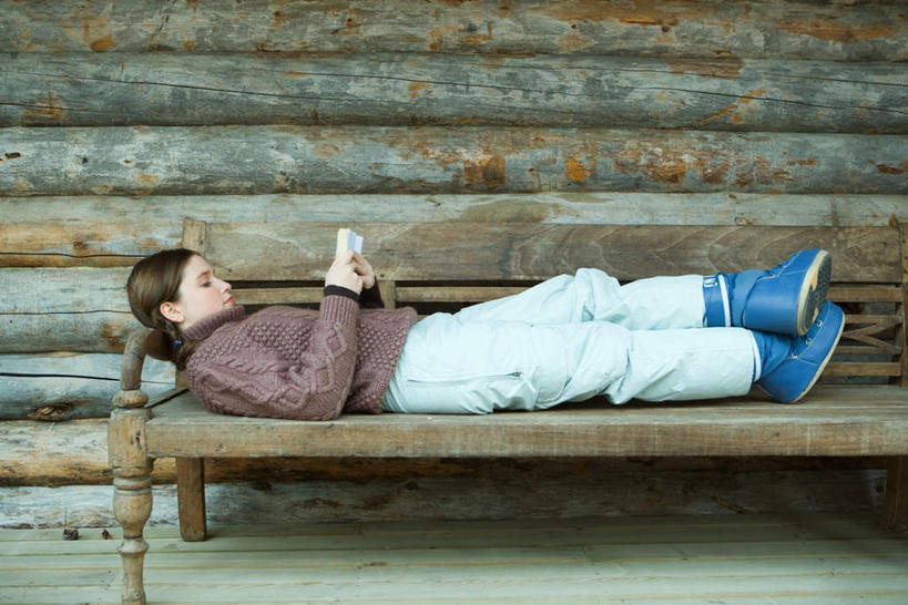 西方人,一个人,躺,横图,室内,白天,侧面,毛衣,书籍,椅子,欧洲,欧洲人,仅一个年轻女性,仅一个女性,仅一个人,木椅,墙,拿,拿着,注视,墙壁,墙面,看,翻阅,卧着,年轻女性,女人,女性,白种人,书,图书,躺着,卧,彩图,全身,绒衣,套衫,套头毛衣,线衣