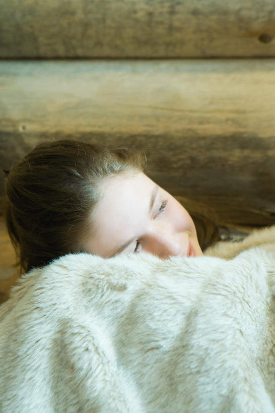 西方人,一个人,笑,微笑,竖图,室内,白天,正面,欧洲,欧洲人,仅一个年轻女性,仅一个女性,仅一个人,毛毯,毯子,墙,注视,墙壁,墙面,看,靠,转头,年轻女性,女人,女性,白种人,半身,彩图