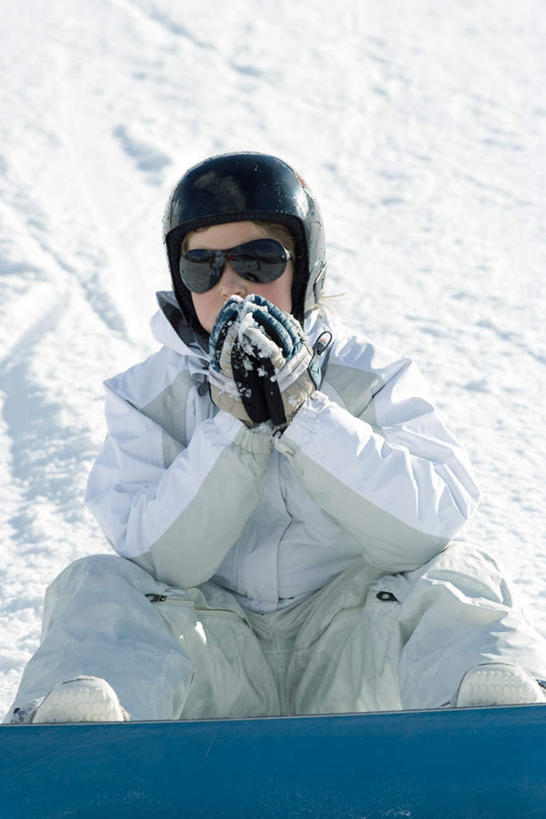 西方人,一个人,竖图,室外,白天,正面,锻炼,旅游,度假,运动,雪,大雪,帽子,欧洲,欧洲人,仅一个年轻女性,仅一个女性,仅一个人,滑雪,眼镜,积雪,雪景,冬天,注视,娱乐,看,享受,休闲,放松,护目镜,滑雪板,户外运动,年轻女性,女人,女性,白种人,彩图,全身,健身