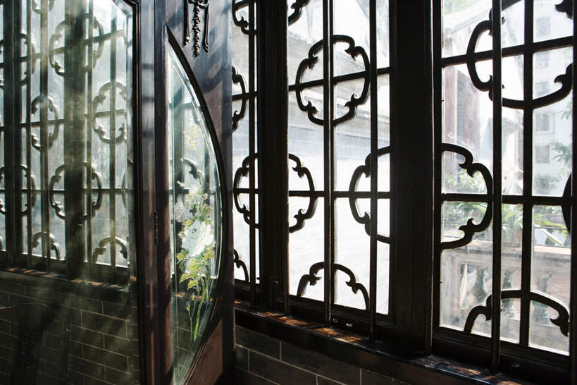 无人,家,栏杆,横图,室内,正面,旅游,度假,植物,门,建筑,阴影,花纹,光线,影子,窗,房屋,屋子,围栏,娱乐,建设,护栏,楼房,住宅,树,树木,绿色,阳光,自然,门框,享受,休闲,放松,生长,成长,彩图,房子