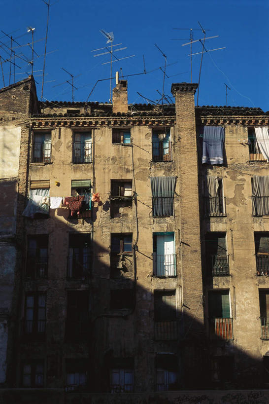 无人,家,栏杆,竖图,室外,白天,仰视,旅游,度假,天线,美景,窗户,窗帘,城市风光,城市,建筑,竹子,阴影,光线,方形,瓦片,影子,房屋,屋檐,屋子,景观,公寓,围栏,娱乐,被子,建设,洋房,护栏,楼房,檐,竹竿,玻璃窗,住宅,衣服,蓝色,蓝天,天空,阳光,天,享受,休闲,景色,放松,彩图,低角度拍摄,房子