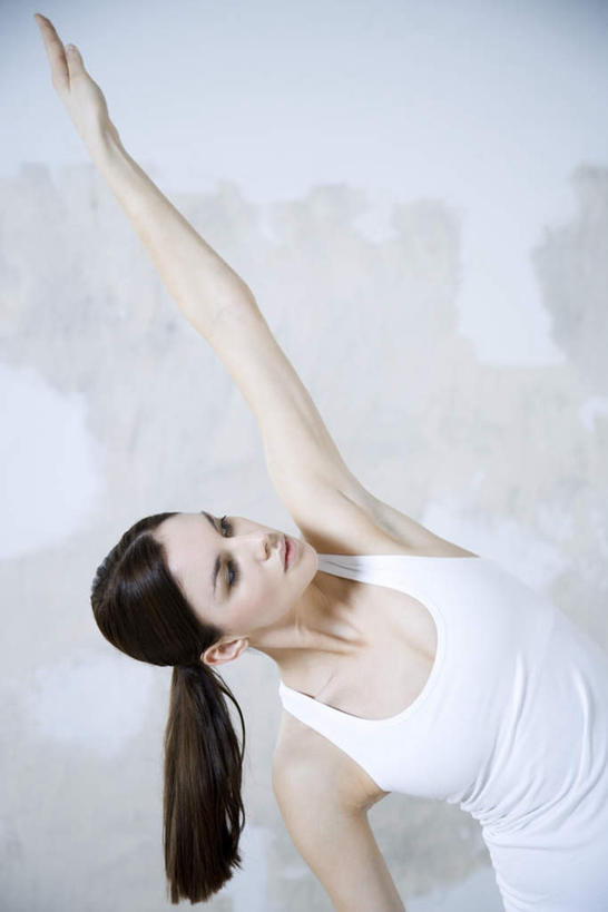 西方人,一个人,站,伸展双臂,竖图,俯视,室内,白天,锻炼,瑜伽,运动,欧洲,欧洲人,仅一个年轻女性,仅一个女性,仅一个人,弯腰,注视,看,站着,养生,关注,体育,年轻女性,女人,女性,白种人,敞开双臂,伸开双臂,抬头,仰头,展开双肩,站立,张开手臂,张开双臂,半身,彩图,高角度拍摄,健身