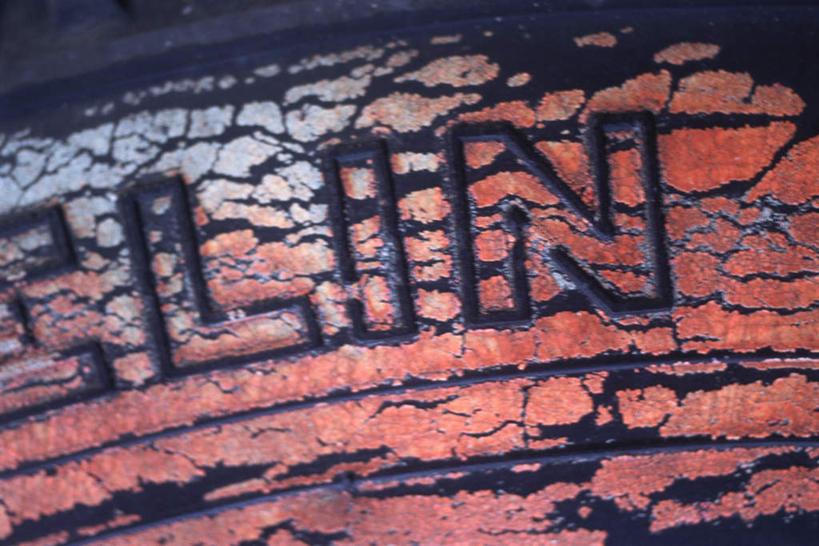 无人,横图,室内,白天,正面,花纹,形状,纹路,雕刻,工艺品,英文字母,脱落,彩图