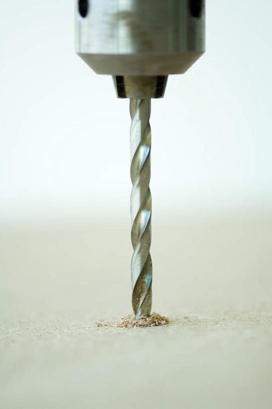 无人,竖图,室内,白天,正面,一把,木板,木头,木屑,钻,冲击钻,电钻,电动工具,木工,彩图