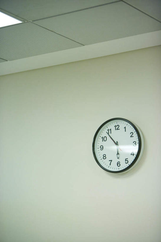 无人,竖图,室内,白天,正面,悬挂,阴影,时间,反射,圆形,方格,时钟,数字,影子,墙,屋顶,指针,墙壁,墙面,挂钟,表,钟,彩图