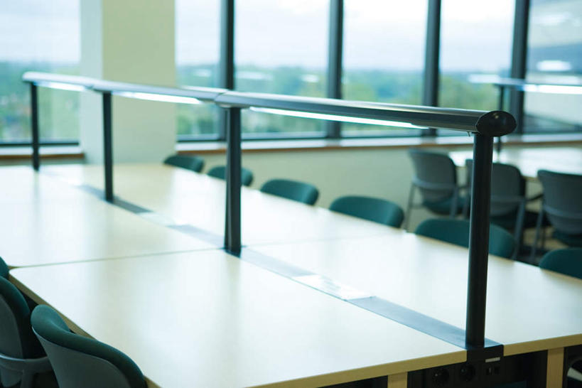 无人,学校,教学楼,横图,俯视,室内,白天,植物,窗户,台灯,桌子,椅子,许多,墙,灯光,书桌,校园,玻璃窗,墙壁,墙面,灯,树,树木,排列,绿色,自然,课桌,灯具,生长,成长,照明设备,队列,彩图,高角度拍摄,教室楼,教学大楼