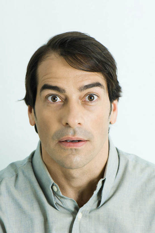 西方人,脸,头,脸颊,头发,一个人,站,竖图,室内,特写,白天,正面,欧洲,欧洲人,仅一个男性,仅一个人,灰色背景,注视,仅一个年轻男性,黑色,看,站着,摄影,影棚,瞪眼,男人,男性,年轻男性,白种人,头部,脸部,脸蛋,面部,站立,半身,彩图,影棚拍摄,拍摄