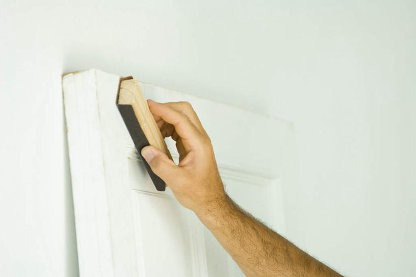 西方人,手,一个人,横图,室内,特写,白天,仰视,门,装修,欧洲,欧洲人,仅一个男性,仅一个人,握,木条,墙,拿,拿着,装潢,墙壁,墙面,仅一个年轻男性,门框,按,手部,握着,男人,男性,年轻男性,白种人,半身,彩图,低角度拍摄