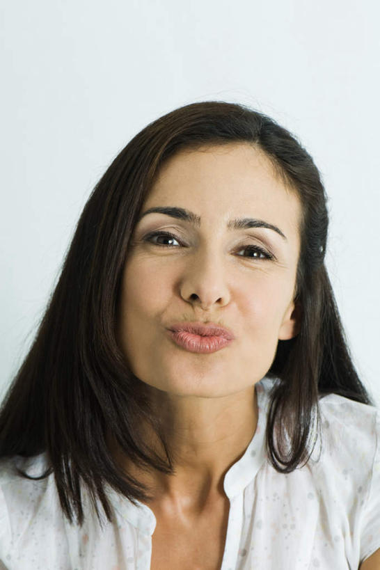 西方人,头发,一个人,站,笑,微笑,竖图,室内,特写,白天,白色背景,正面,欧洲,欧洲人,仅一个年轻女性,仅一个女性,仅一个人,注视,衣服,白色,黑色,嘟嘴,看,站着,张嘴,撅嘴,摄影,影棚,年轻女性,女人,女性,白种人,站立,半身,彩图,影棚拍摄,拍摄