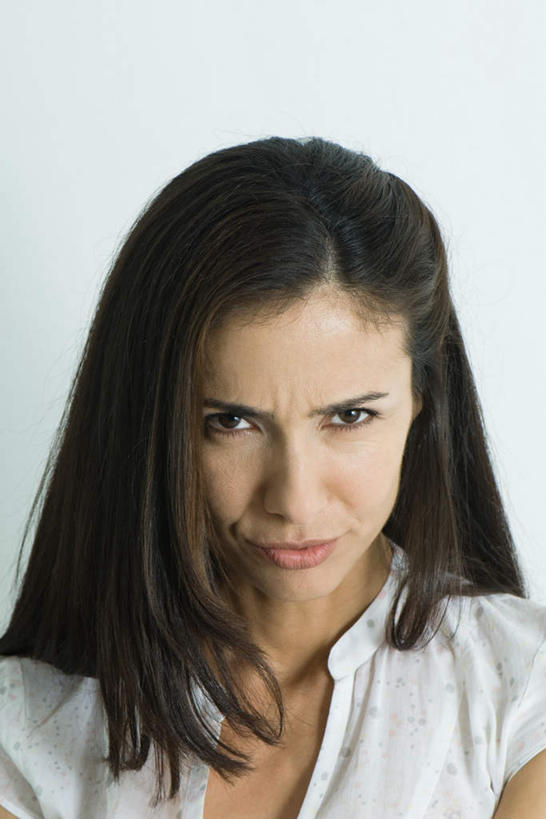 西方人,头发,一个人,站,笑,微笑,竖图,室内,特写,白天,白色背景,正面,欧洲,欧洲人,仅一个年轻女性,仅一个女性,仅一个人,注视,衣服,白色,黑色,低头,嘟嘴,看,站着,撅嘴,摄影,影棚,年轻女性,女人,女性,白种人,站立,半身,彩图,影棚拍摄,拍摄