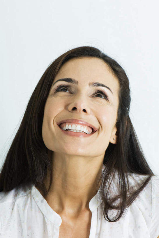 西方人,头发,一个人,站,笑,微笑,露齿笑,竖图,室内,特写,白天,白色背景,正面,欧洲,欧洲人,仅一个年轻女性,仅一个女性,仅一个人,注视,衣服,白色,黑色,看,站着,摄影,影棚,愉悦,年轻女性,女人,女性,白种人,抬头,仰头,站立,半身,彩图,影棚拍摄,开心,拍摄