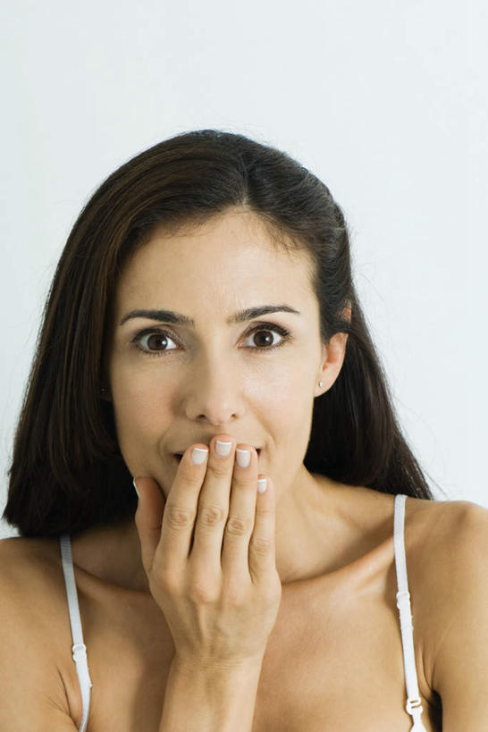 西方人,头发,一个人,站,笑,微笑,竖图,室内,特写,白天,白色背景,正面,欧洲,欧洲人,仅一个年轻女性,仅一个女性,仅一个人,注视,白色,黑色,看,站着,摄影,影棚,瞪眼,肩带,年轻女性,女人,女性,白种人,站立,半身,彩图,影棚拍摄,拍摄,捂着