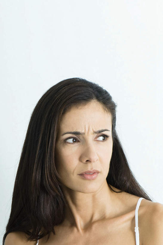 西方人,头发,一个人,站,竖图,室内,特写,白天,白色背景,正面,欧洲,欧洲人,仅一个年轻女性,仅一个女性,仅一个人,注视,白色,黑色,看,站着,转头,皱眉,摄影,影棚,肩带,年轻女性,女人,女性,白种人,站立,半身,彩图,影棚拍摄,拍摄