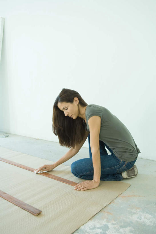 西方人,一个人,坐,闭眼,竖图,室内,白天,正面,欧洲,欧洲人,仅一个年轻女性,仅一个女性,仅一个人,擦,撑,弯腰,瓷砖,地砖,木板,木条,木头,墙,地面,墙壁,墙面,毛巾,低头,擦拭,撑着,年轻女性,女人,女性,白种人,闭眼睛,闭着眼,闭着眼睛,坐着,彩图,全身