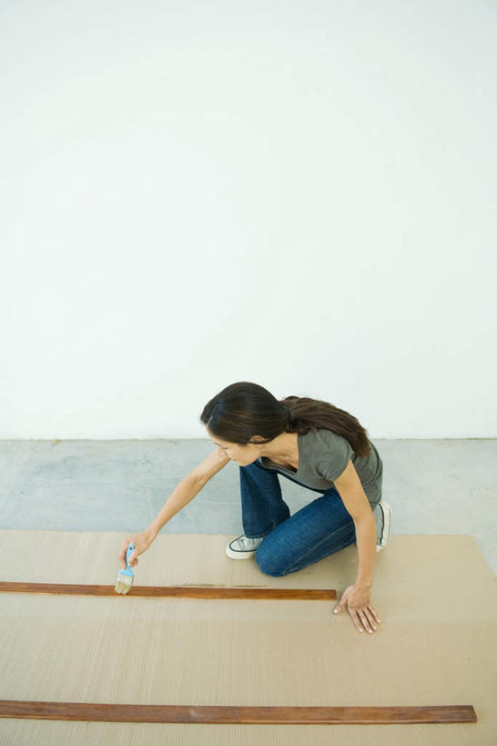 西方人,一个人,坐,笑,微笑,露齿笑,竖图,俯视,室内,白天,欧洲,欧洲人,仅一个年轻女性,仅一个女性,仅一个人,擦,撑,弯腰,瓷砖,地砖,木板,木条,木头,墙,地面,墙壁,墙面,毛巾,低头,擦拭,撑着,年轻女性,女人,女性,白种人,坐着,彩图,高角度拍摄,全身