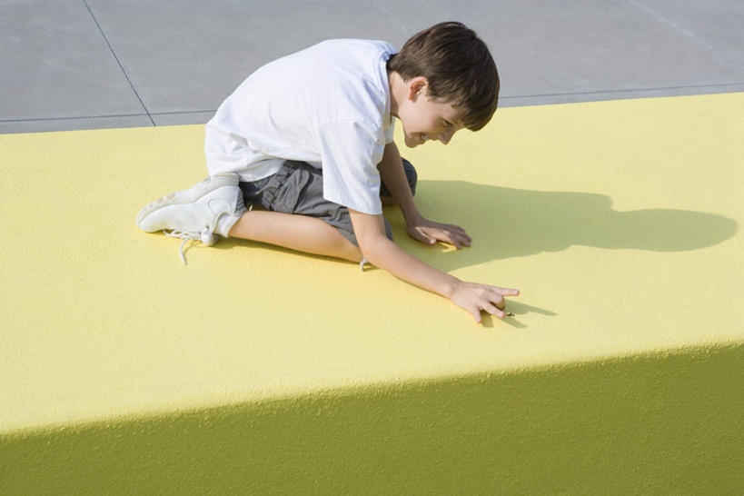 西方人,儿童,一个人,坐,笑,微笑,露齿笑,横图,俯视,室外,白天,游戏,纯洁,欧洲,欧洲人,仅一个男性,仅一个人,阴影,光线,影子,地面,玩,注视,娱乐,小孩,阳光,按,低头,仅一个小孩,休闲,可爱,童年,童趣,弹,童真,烂漫,无邪,天真,男孩,男人,男性,白种人,孩子,玩耍,嬉戏,坐着,彩图,高角度拍摄,全身,男生