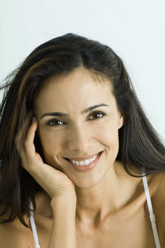 西方人,头发,一个人,站,笑,摸,微笑,露齿笑,竖图,室内,特写,白天,白色背景,正面,欧洲,欧洲人,仅一个年轻女性,仅一个女性,仅一个人,撑,抚摸,托腮,注视,白色,黑色,看,托,站着,摄影,影棚,托下巴,肩带,年轻女性,女人,女性,白种人,触摸,接触,站立,半身,彩图,影棚拍摄,拍摄