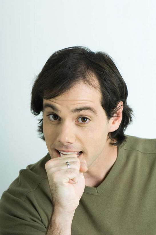 西方人,头发,一个人,站,笑,微笑,露齿笑,竖图,室内,白天,白色背景,正面,T恤衫,欧洲,欧洲人,仅一个男性,仅一个人,T恤,注视,仅一个年轻男性,黑色,灰色,看,握拳,站着,摄影,影棚,男人,男性,年轻男性,白种人,站立,半身,彩图,影棚拍摄,拍摄